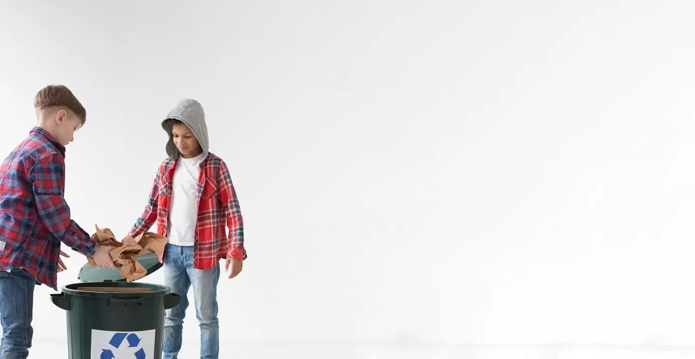 Маленькие дети, занимающиеся переработкой, со свободным пространством для текста.